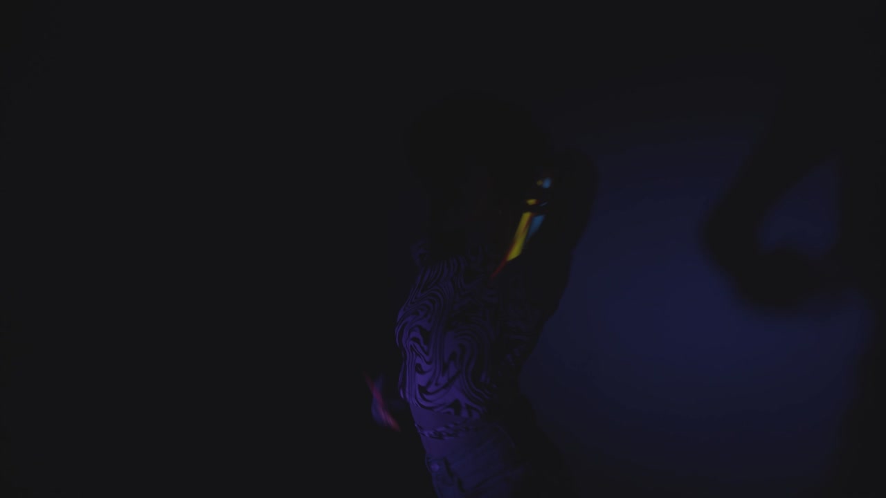 la chica con el cabello loco está bailando sola.