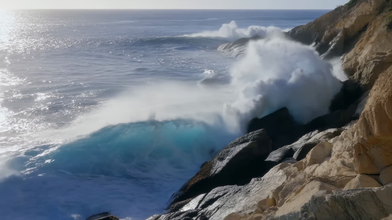 Las poderosas olas del océano se estrellan contra la costa rocosa
