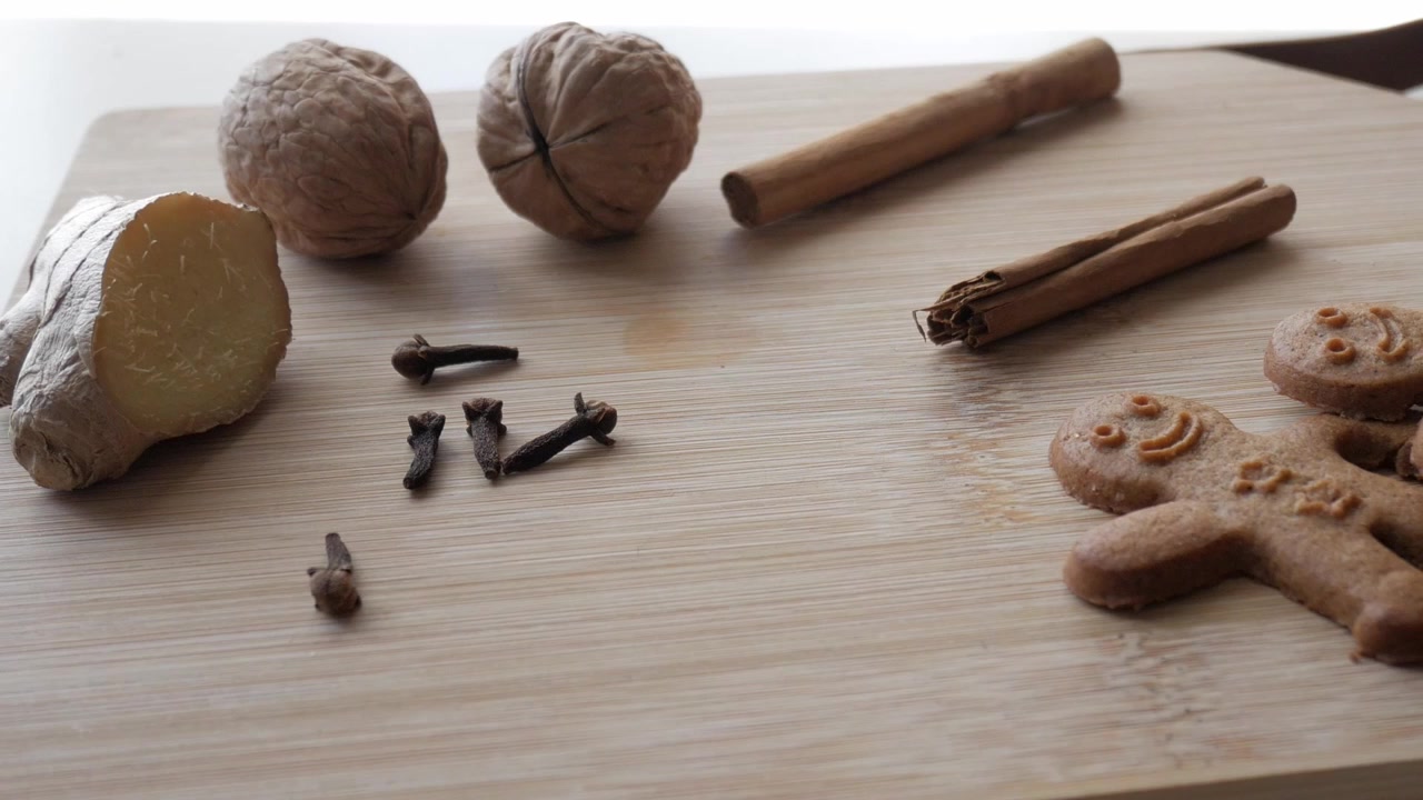 Vari ingredienti su un tagliere