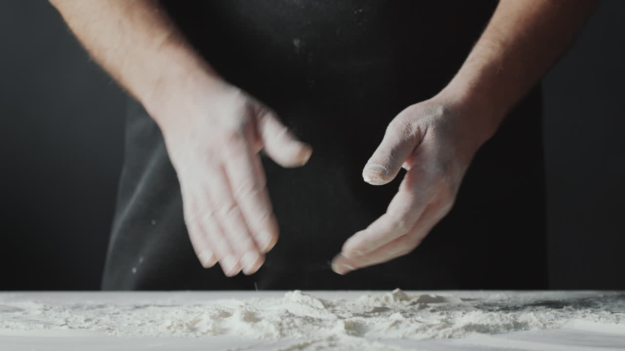 손의 밀가루를 는 남자