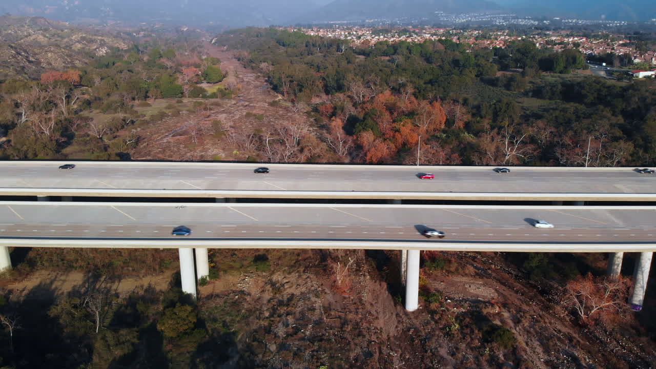 산 배경으로 공중 다리 상승 샷