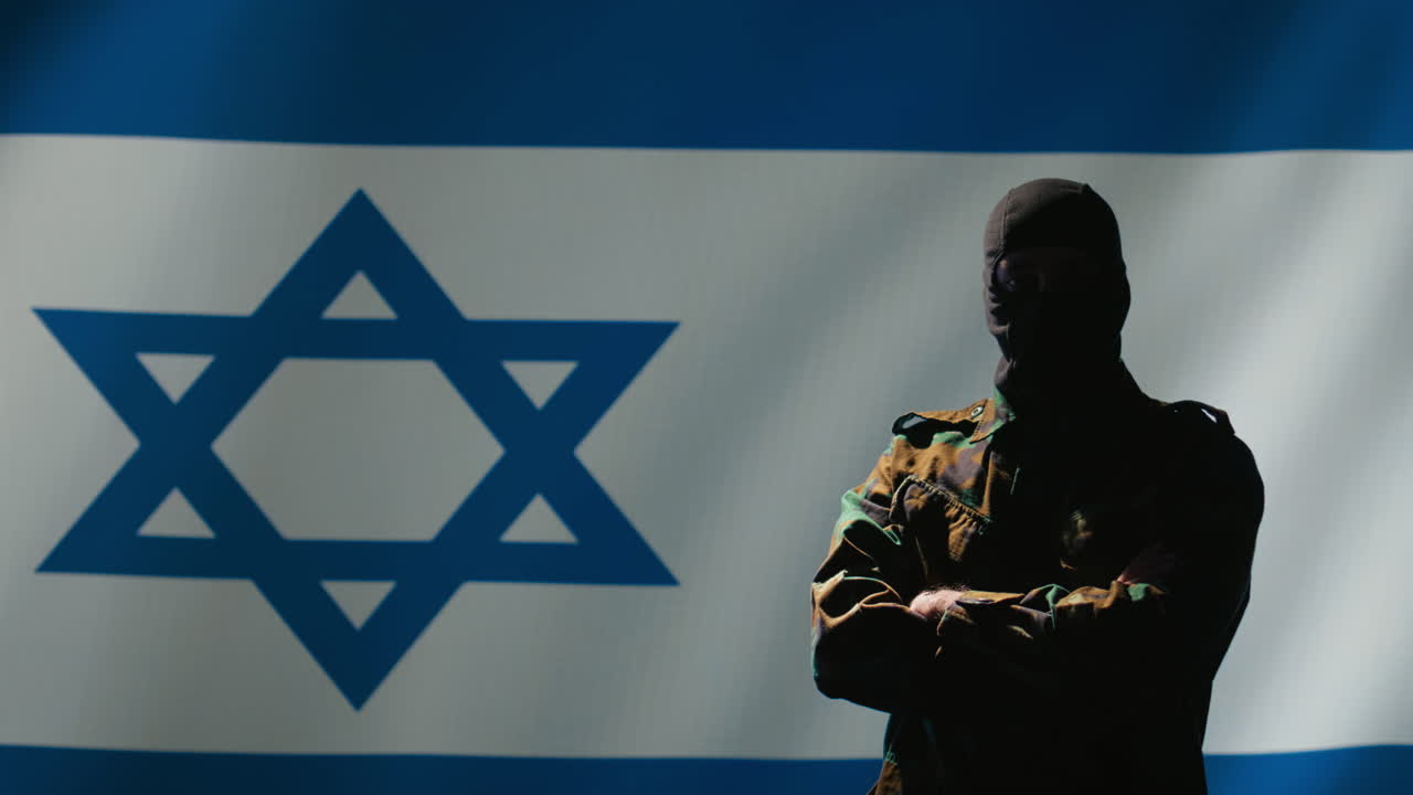 Operatore del Mossad che indossa una maschera per rimanere anonimo.