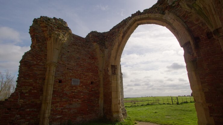 Inquadratura ampia all'interno della portineria del XVI secolo dell'abbazia di St Benet con mulino a vento del XVIII secolo