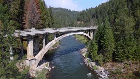 tiro vertical de drones del puente del arco iris sobre el río payette idaho sin autos 1080p 120fps