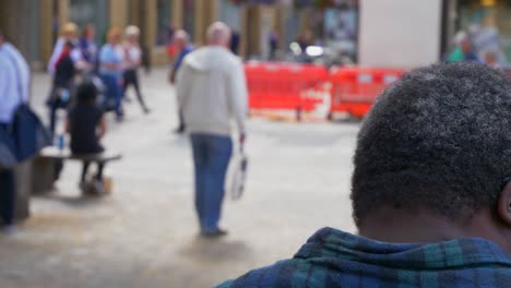 por encima del hombro, una foto de gente caminando por la plaza bonn en oxford, inglaterra 01