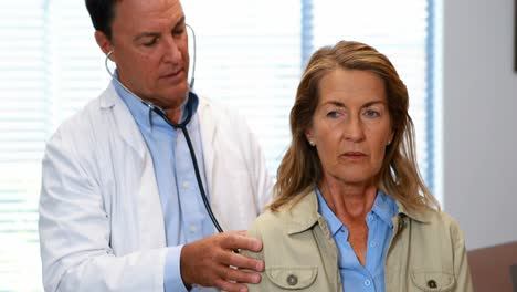 médico examinando a una mujer mayor