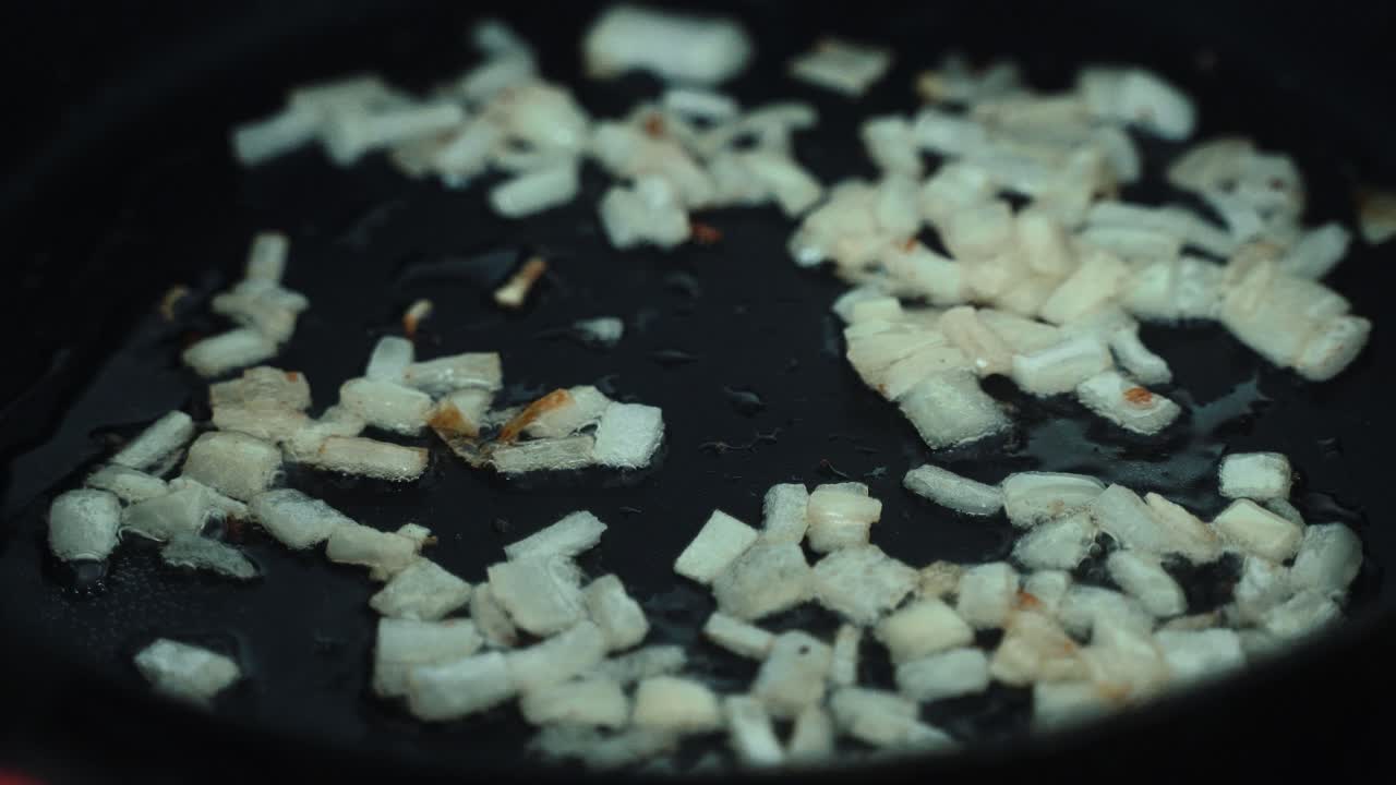 ⁇ 한 클로즈업  ⁇ , 그릴에 있는 원시 오그니온, 오 ⁇  준비, 아침 식사 4k 비디오 만들기