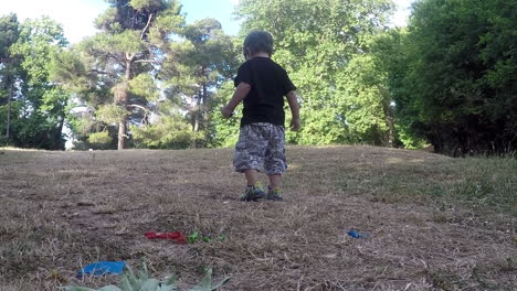 un niño da sus primeros pasos