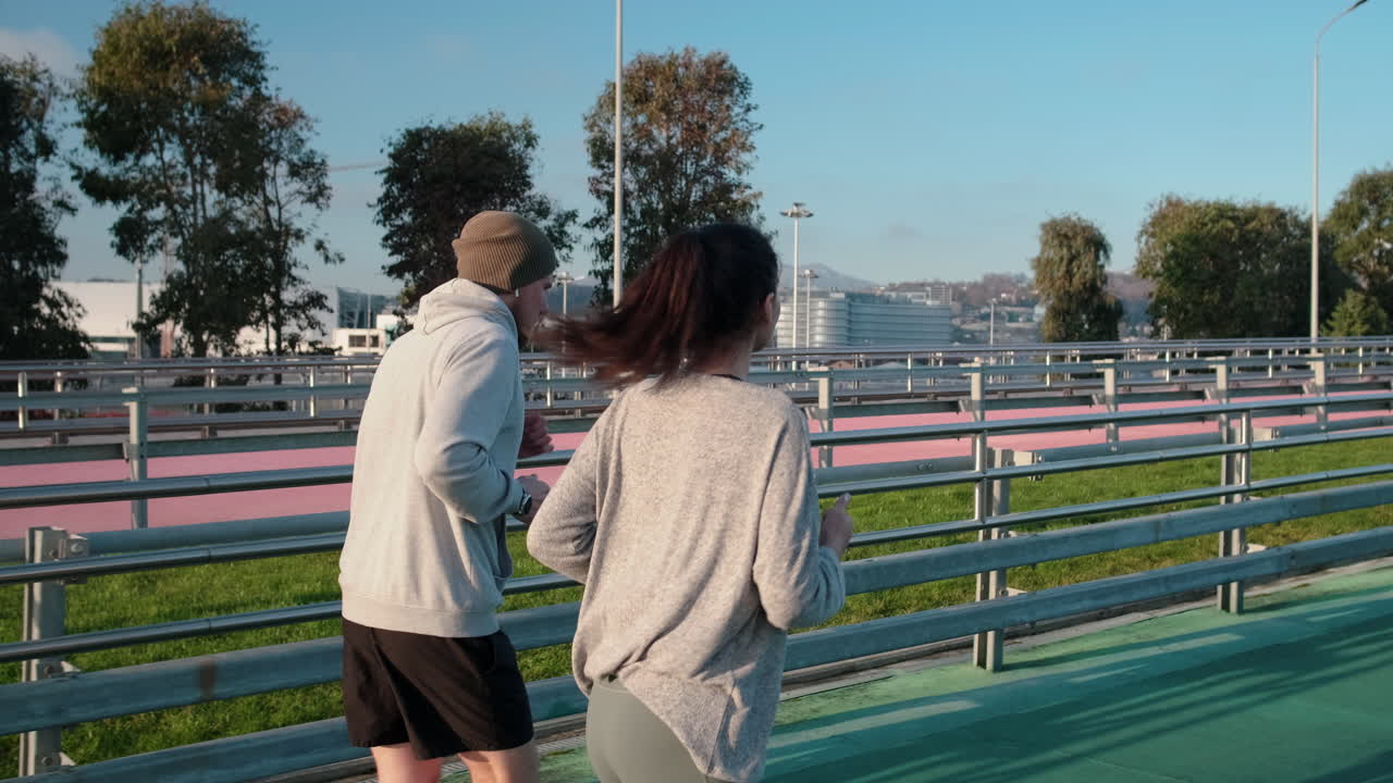 도시 트랙 에서 함께 달리는 부부