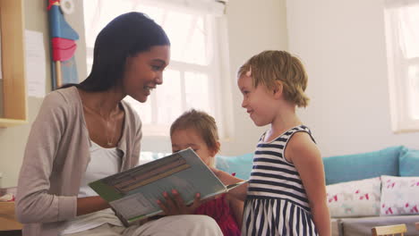 Lehrer-An-Der-Montessori-Schule-Liest-Den-Kindern-Beim-Geschichtenerzählen-Vor