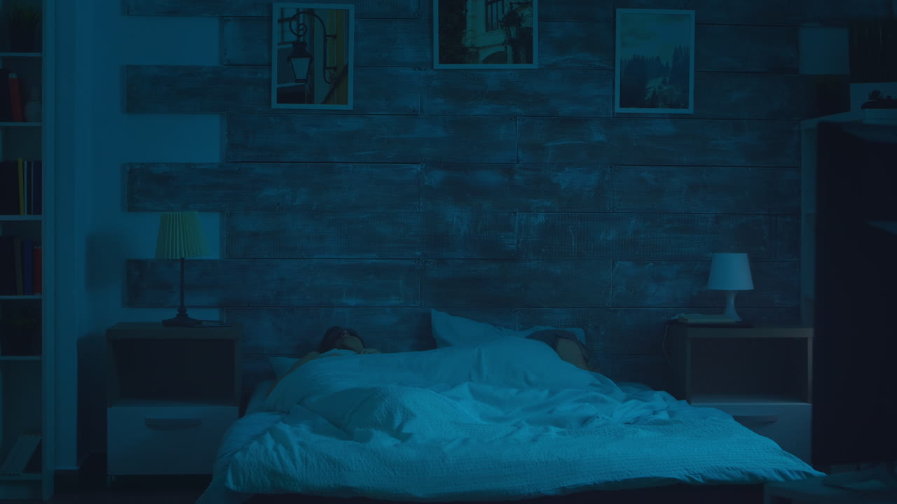 un joven despierta a su novia después de una pesadilla aterradora.