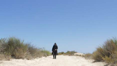 Un-Sobreviviente-Solitario-Del-Apocalipsis-Deambula-Por-Las-Tierras-Baldías-Del-Desierto