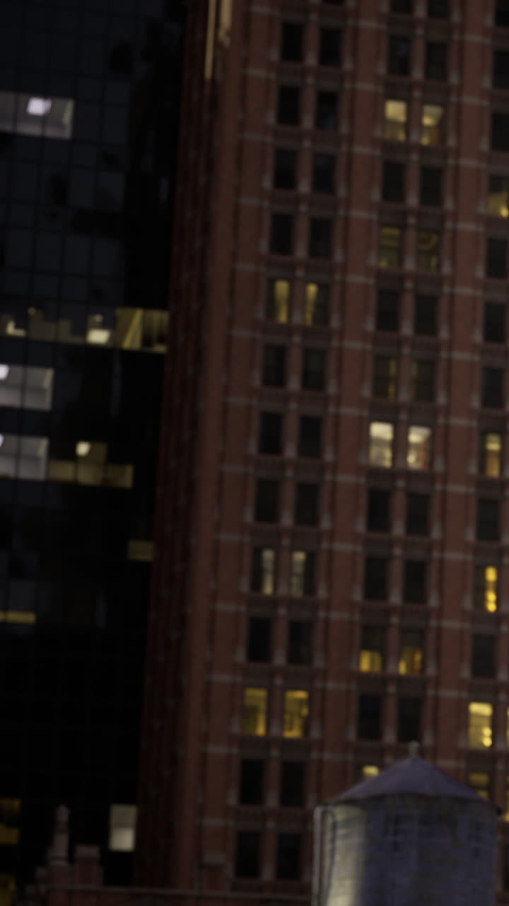 Edificio alto con finestre illuminate di notte in un contesto urbano cittadino
