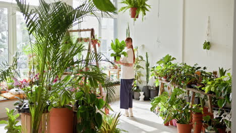 mujer en una tienda de plantas