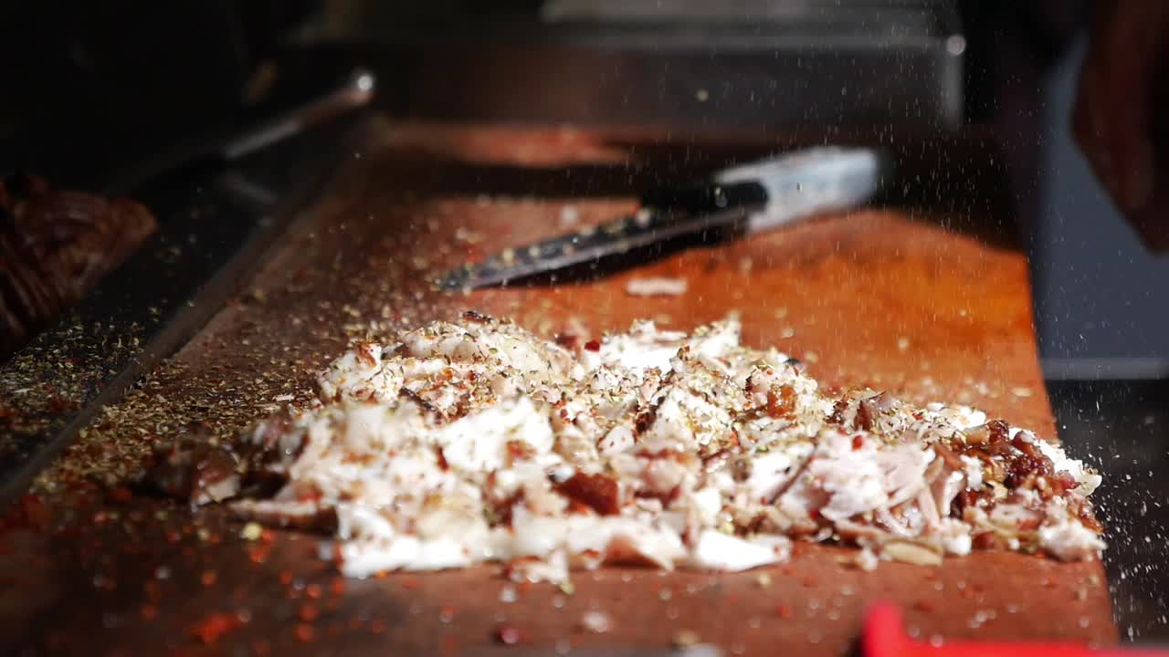 도너 고기를 준비하는 요리사 의 근접 사진