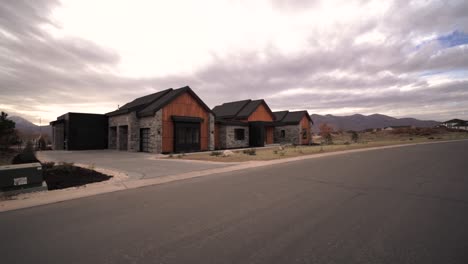 Maßgeschneidertes-Hausdesign-In-Heber-City,-Utah,-Mit-Zedernholzfassade