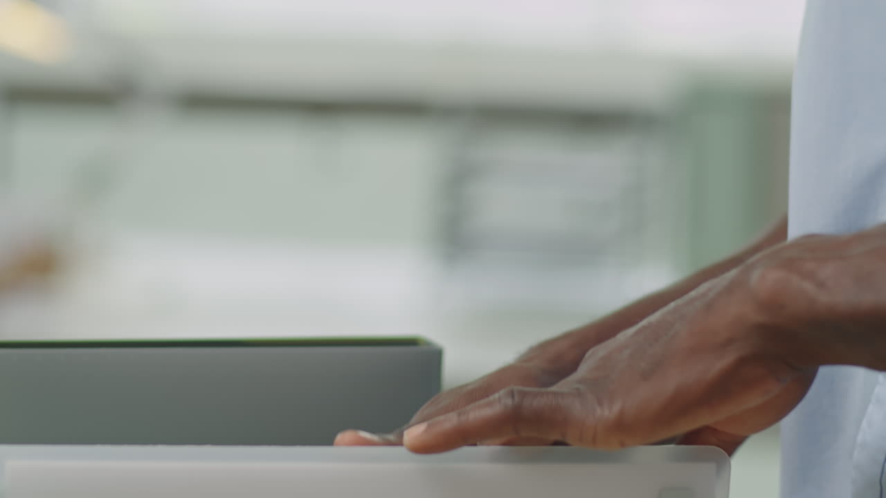 Uomo afroamericano licenziato che si prepara a lasciare l'ufficio