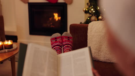 una acogedora lectura navideña junto a la chimenea