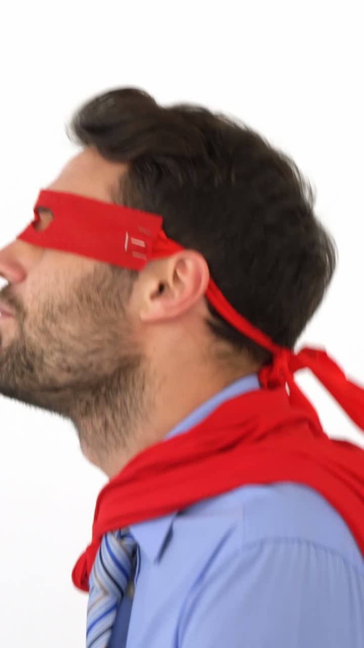 hombre de negocios fingiendo ser un superhéroe