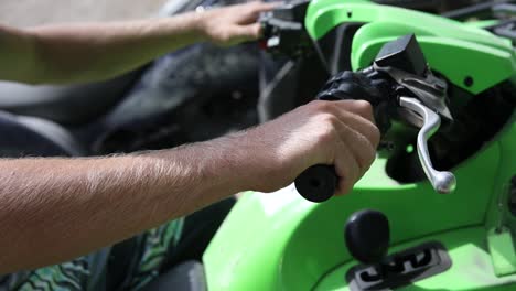 toma en cámara lenta de alguien agarrando el manillar de un quad