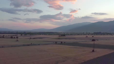 Puesta-De-Sol-De-Verano-Balcánica-Sobre-Cultivos-De-Flores-Púrpuras-De-Campos-De-Lavanda