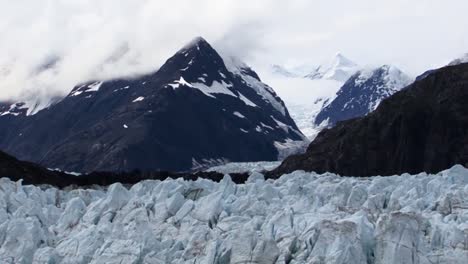 Glaciar-Margerie-Y-Las-Montañas-Nevadas-Que-Lo-Rodean