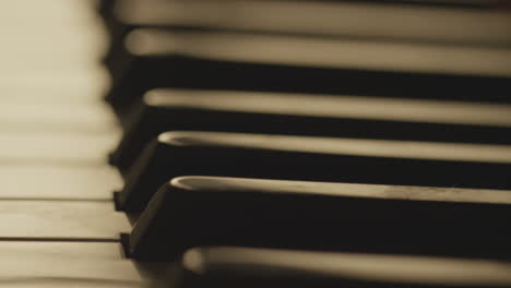 las teclas del piano son en blanco y negro