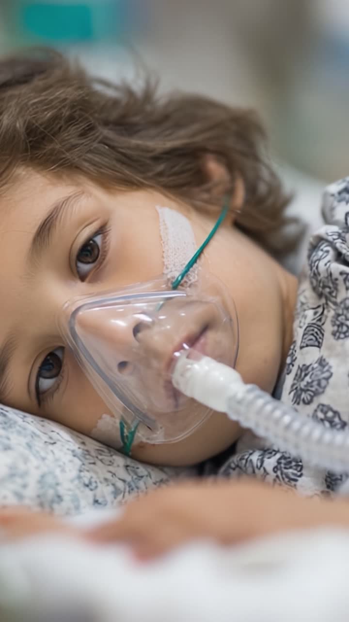 Uno sguardo compassionevole nella vita di un bambino sottoposto a cure mediche con supporto di ossigeno in un ambiente ospedaliero.