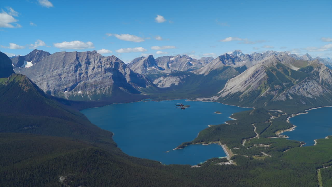 un emocionante recorrido en helicóptero por las montañas rocosas canadienses, impresionantes vistas aéreas de picos nevados, glaciares, ríos y bosques