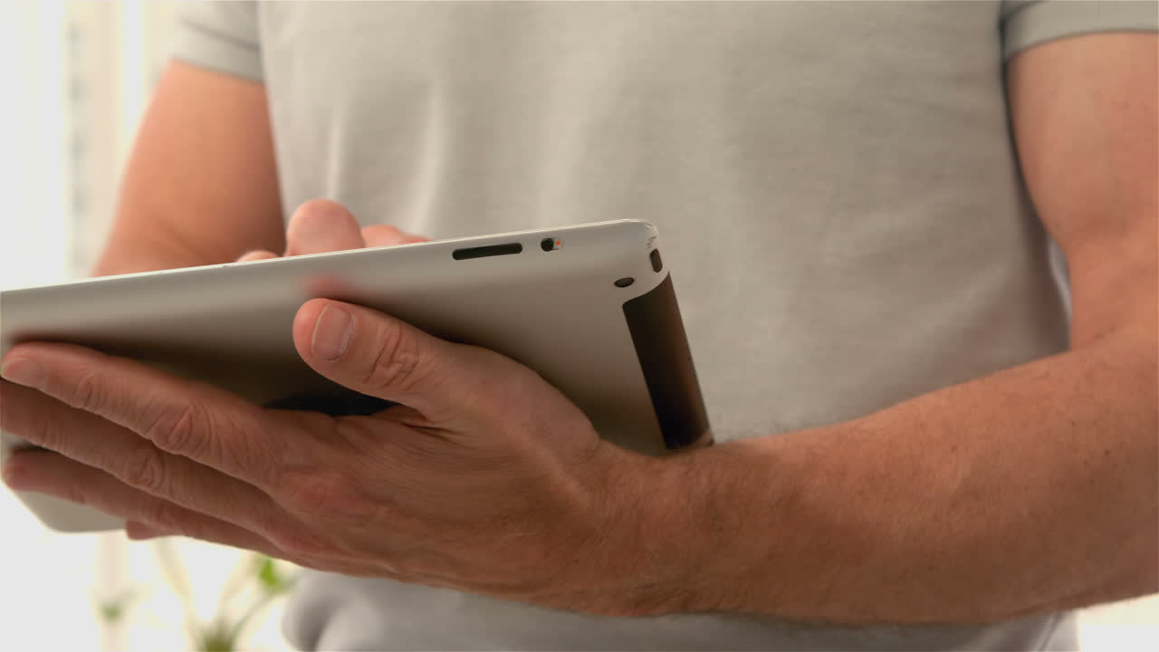 sección media del hombre usando la tableta