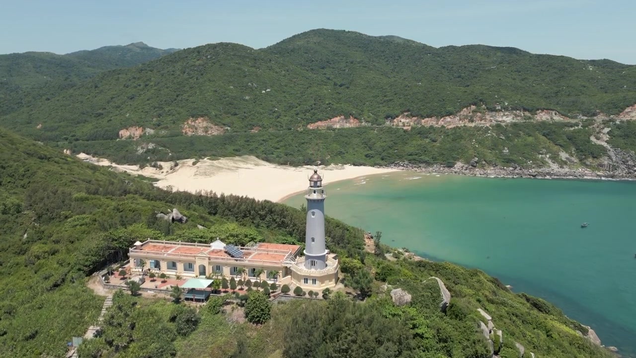 Hải đăng trên bán đảo Mũi Điện với bãi biển Bãi Môn phía sau, Đắk Lắk, Việt Nam. Drone bay lên tiết lộ cảnh 4K 60FPS