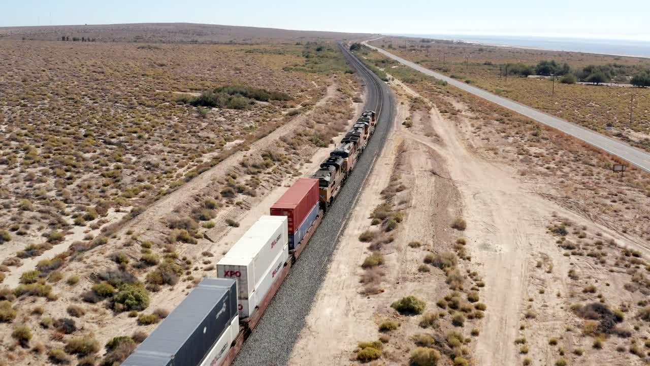 un día soleado en un ferrocarril panorámico con un tren que atraviesa el desierto, estados unidos - vista aérea