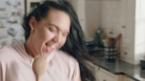 chica adolescente con sobrepeso feliz bailando en la cocina divirtiéndose celebrando el fin de semana realizando movimientos de baile divertidos en casa disfrutando de la celebración del fin de semana