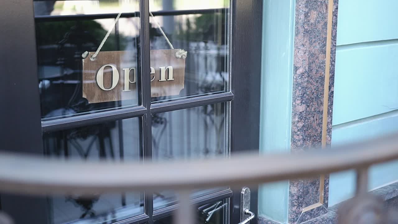 상점 문 에 있는 열린 표지판