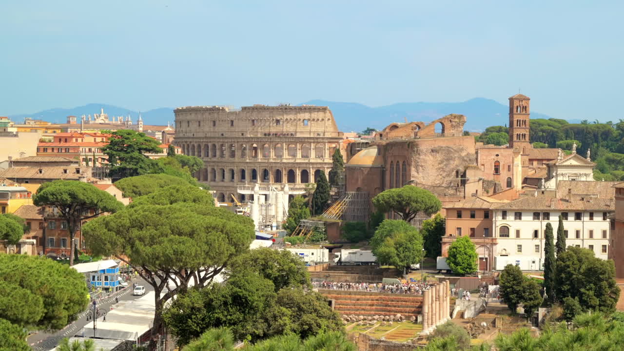 Timelapse del panorama urbano del centro storico di Roma, Italia. Diverse persone a piedi, Colosseo e scavi archeologici
