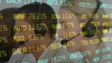 animación del procesamiento de datos sobre personas de negocios que usan auriculares telefónicos
