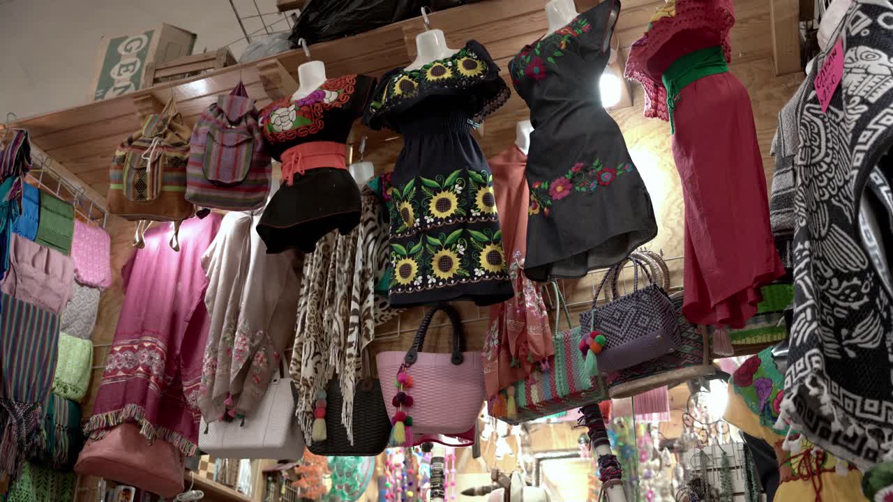 ropa tradicional femenina a la venta en la tienda