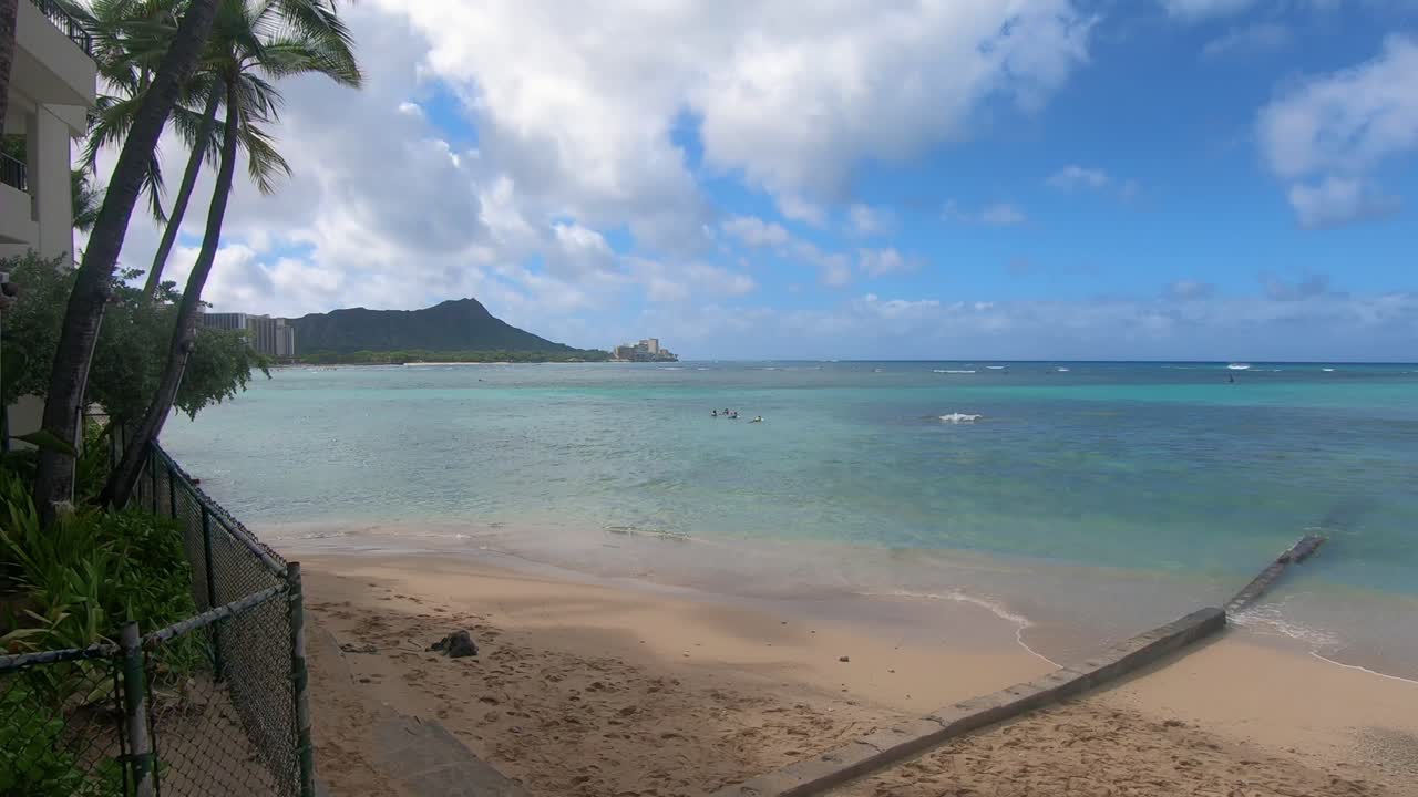 Mare turchese e onde che inondano la costa sabbiosa alle Hawaii