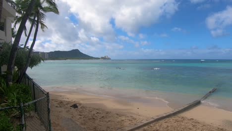 Türkisblaues-Meer-Und-Wellen,-Die-Die-Sandküste-In-Hawaii-überfluten