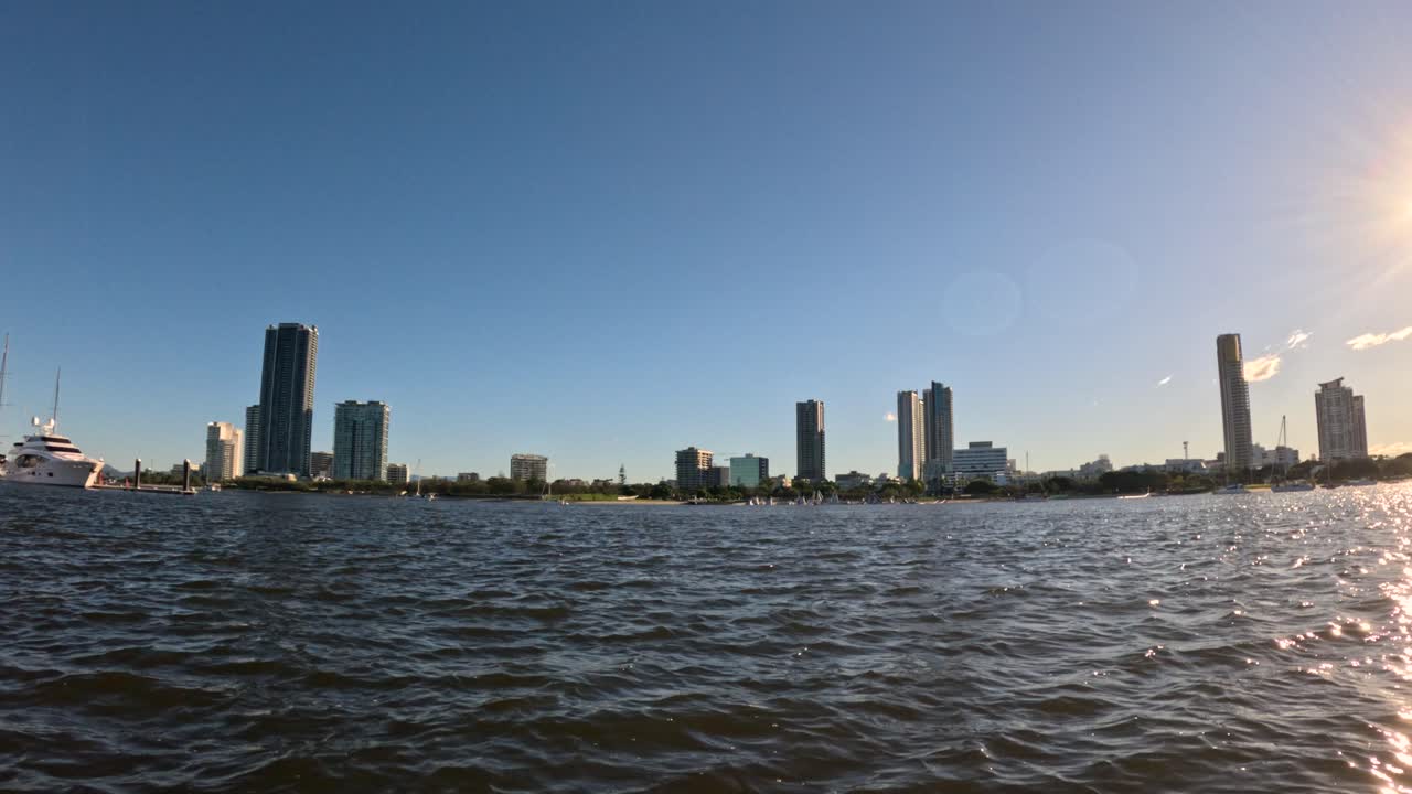 물에서 골드 코스트 스카이라인의 일몰 풍경