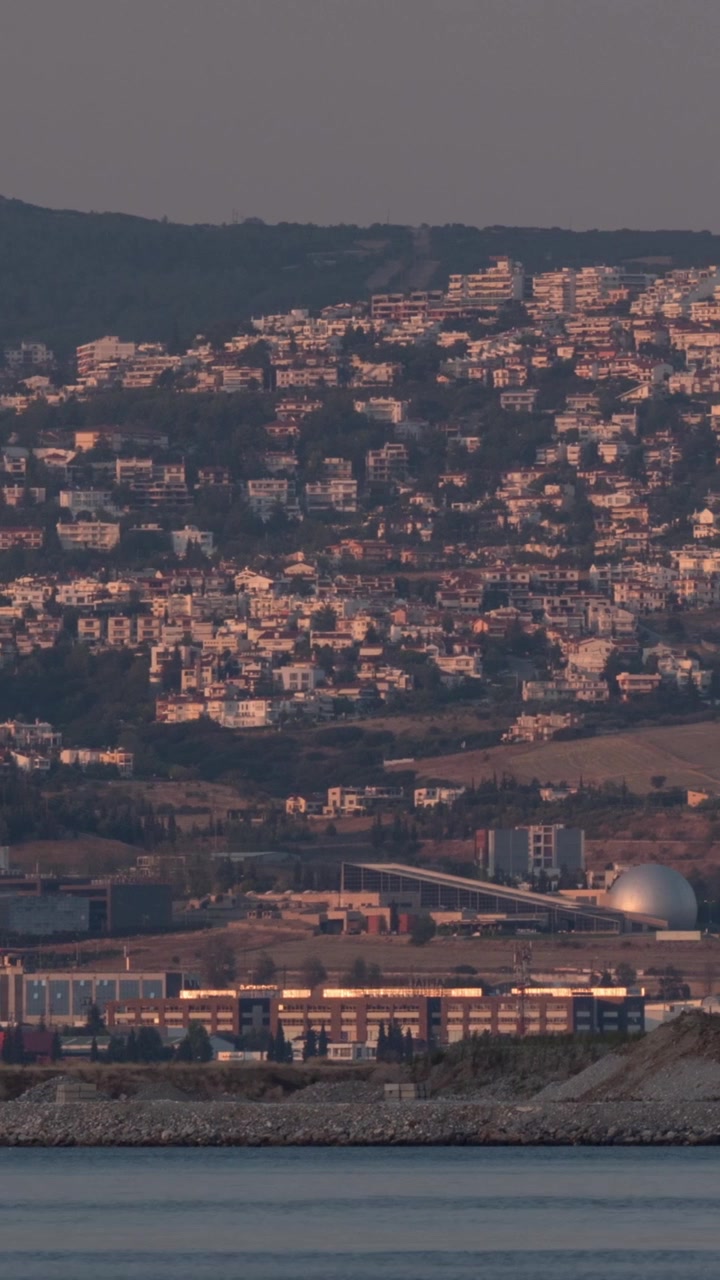 Timelapse del calar della sera in una città sulla costa