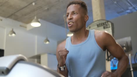 hombre haciendo ejercicio en una cinta de correr en un gimnasio
