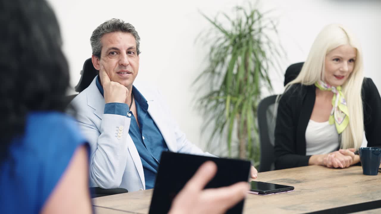 Professionelt forretningsteam diskuterer i et mødelokale