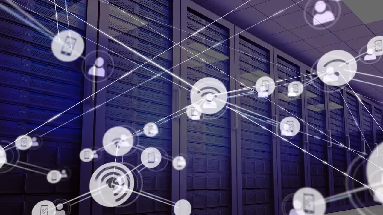 animación de iconos de perfiles conectados sobre vista de ángulo bajo de la sala de servidores.
