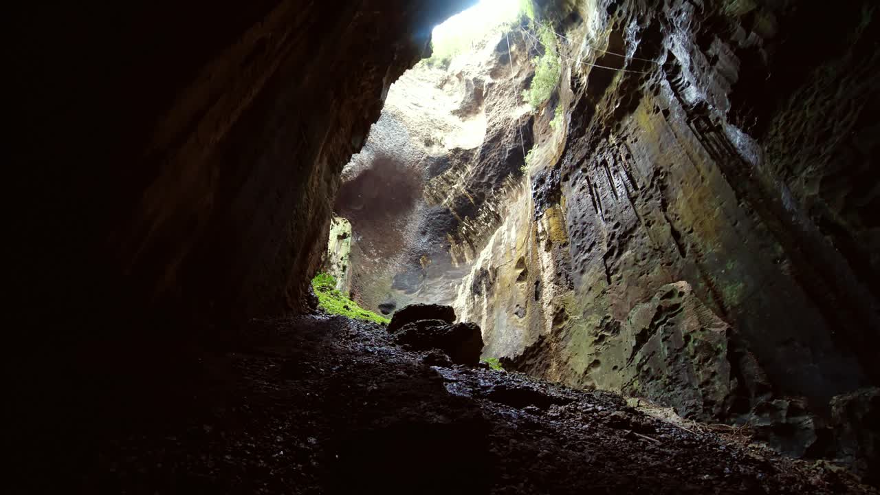 말레이시아에 박쥐가 있는 큰 자연 동굴 내부의 놀라운 전망