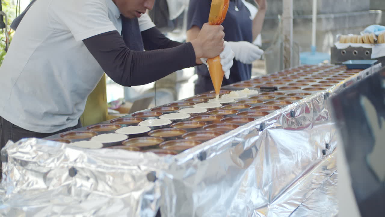 일본 교토의 축제, 축제, 무더운 여름날 부드러운 조명에서 맛있는 음식이 만들어지고 있습니다.