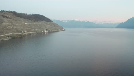 Panorámica-Aérea-Desde-Las-Colinas-Suizas-Hasta-El-Vasto-Y-Hermoso-Lago