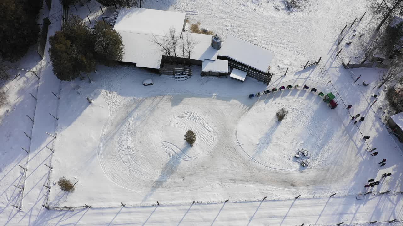 아이들을 위한 크리스마스 테마 트랙터 타기