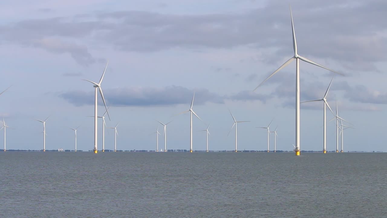 멀리 프라이슬란 바람에 회전하는 터빈