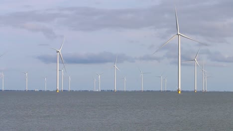 Turbinas-Girando-En-El-Viento-Fryslan-Lejos